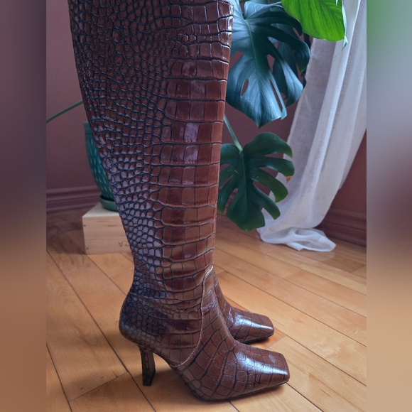 L'INTERVALLE Shoes - L'Intervalle Elegant Brown Crocodile-Embossed Leather Knee-High Boots